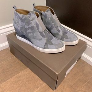Linea Paolo Felicia Wedge Sneaker in Gray Camouflage - Size 8.5M
